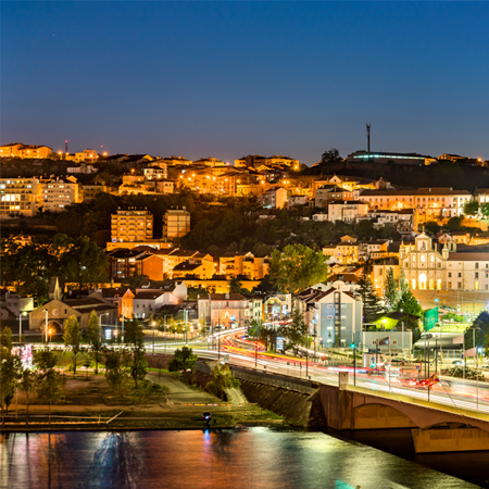 Vista sobre a cidade de Coimbra à noite.