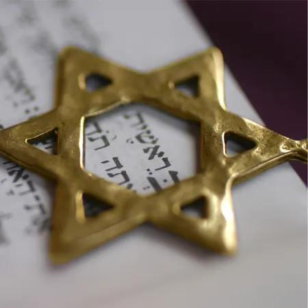 Estrela de David sobre texto Judaico no interior da Sinagoga de Lisboa.