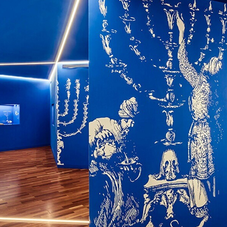 Sala de exposição sobre o Judaísmo do Museu da Serra da Estrela