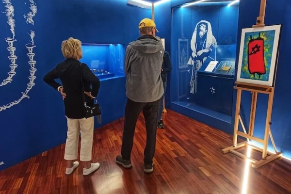Two guests inside the Jewish Museum of Belmonte